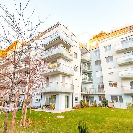 Apartmán Tranquil With Free Parking And Garden Connection In The Downtown *