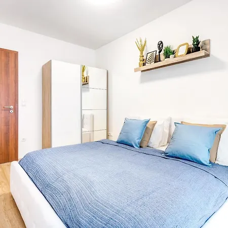 Tranquil With Free Parking And Garden Connection In The Downtown