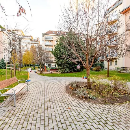Tranquil With Free Parking And Garden Connection In The Downtown *