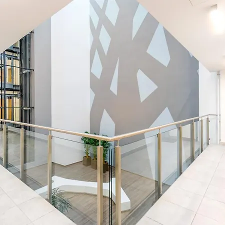 Tranquil With Free Parking And Garden Connection In The Downtown