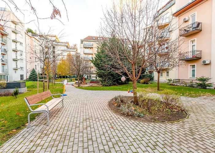 Tranquil With Free Parking And Garden Connection In The Downtown *