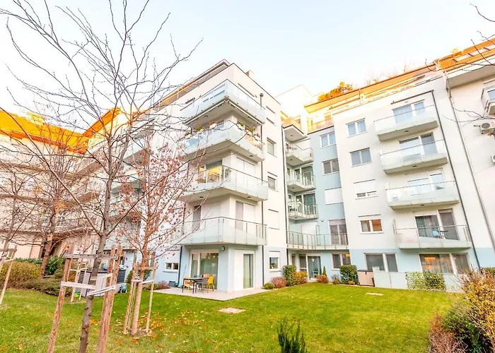 아파트 Tranquil With Free Parking And Garden Connection In The Downtown *
