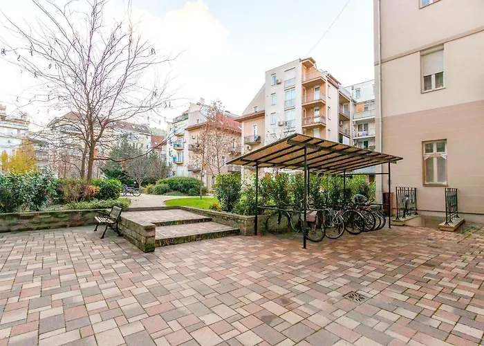 Tranquil With Free Parking And Garden Connection In The Downtown 아파트 *
