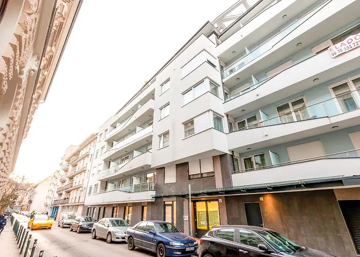 아파트 Tranquil With Free Parking And Garden Connection In The Downtown *