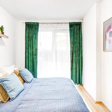 Tranquil With Free Parking And Garden Connection In The Downtown