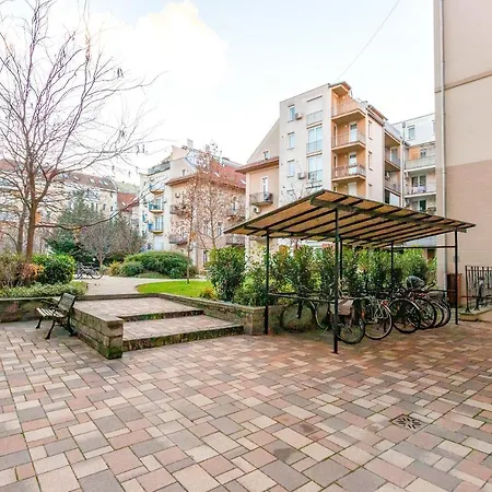 Tranquil With Free Parking And Garden Connection In The Downtown Lägenhet *