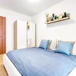 Tranquil With Free Parking And Garden Connection In The Downtown
